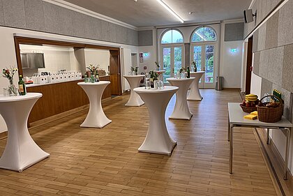 A reception with bar tables and small catering is set up in the foyer of the Heimatsaal.