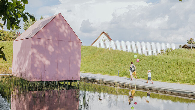 Gäste des Spätsommerfests beim Seerosenteich im Skulpturenpark