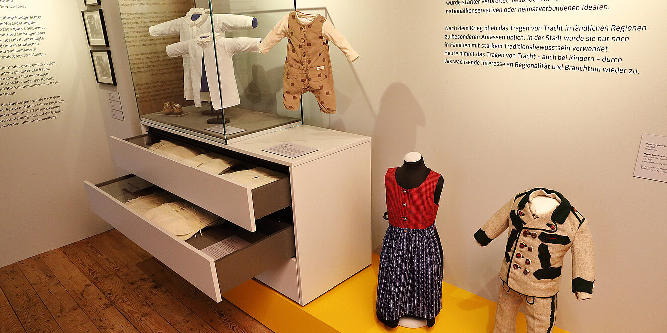 Ausstellungsansicht "Kindheit im Wandel"
