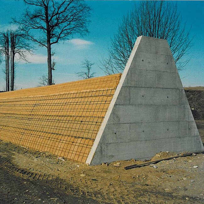 Der Wall des Skulpturenparks in der Bauphase ohne Begrünung