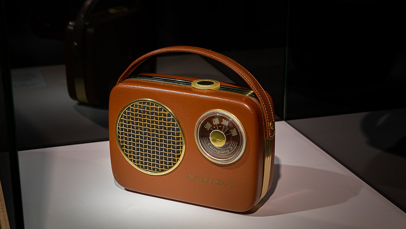 Tragbares Röhrenradio, Radione Camping 2, Dipl. Ing. Nikolaus Eltz – Radiotechnische Fabrik, Wien, 1956/57, Mediensammlung Heinz M. Fischer, Foto: Universalmuseum Joanneum/N. Lackner