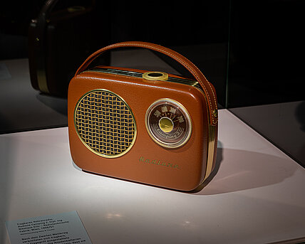 Tragbares Röhrenradio, Radione Camping 2, Dipl. Ing. Nikolaus Eltz – Radiotechnische Fabrik, Wien, 1956/57, Mediensammlung Heinz M. Fischer, Foto: Universalmuseum Joanneum/N. Lackner