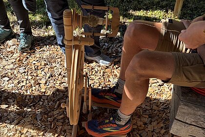 Beine bedienen das Spinnrad