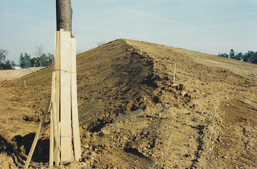 Das Bild zeigt eine der heutigen Pyramiden in der Bauphase, Erde wurde aufgeschüttet.