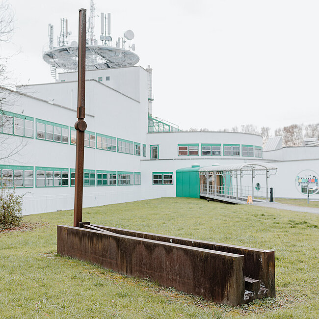 Eine Skulptur des Künstlers Gerhard Moswitzer vor dem ORF-Landesstudio Steiermark in Graz