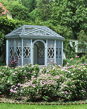 In the background you can see the pavilon in the Master´s Garden in the park of Schloss Eggenberg. In the foreground are flowerbeds with roses.