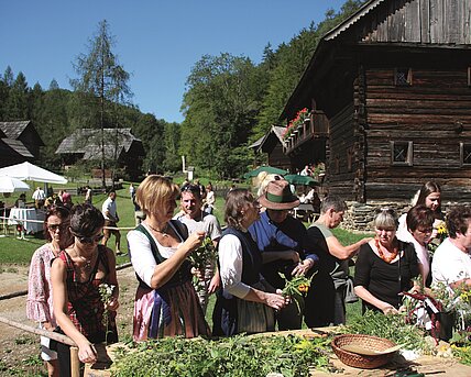 Kräuterbüscherl binden beim Kräutertag