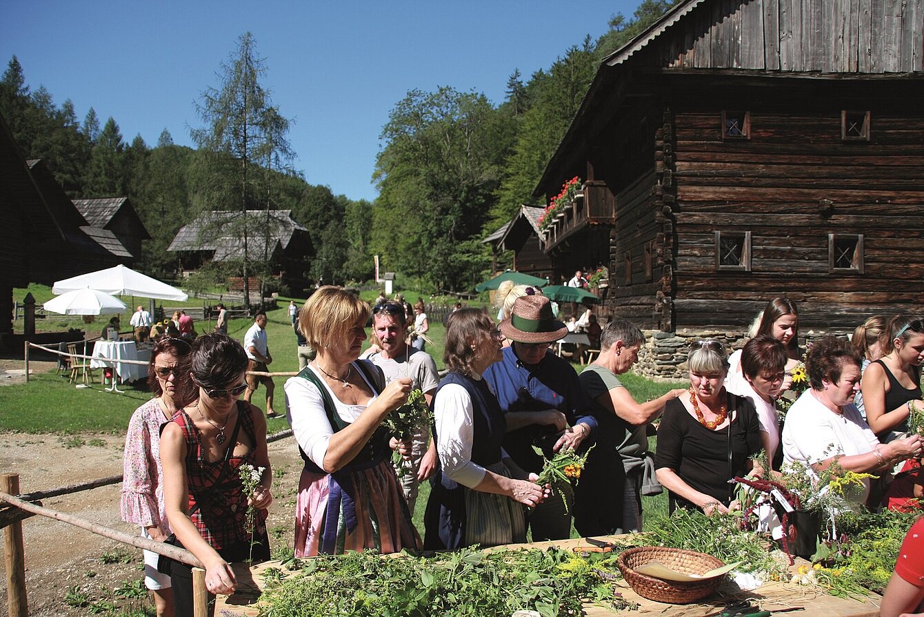 Kräuterbüscherl binden beim Kräutertag