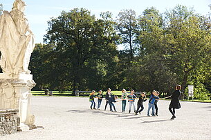 Auf Entdeckertour: den Schlosspark unter die Lupe nehmen