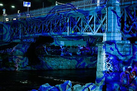 Brücke in der Nacht, mit blauem Muster beleuchtet