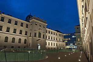Blick auf die Neue Galerie Graz und das Joanneumsviertel  am Abend