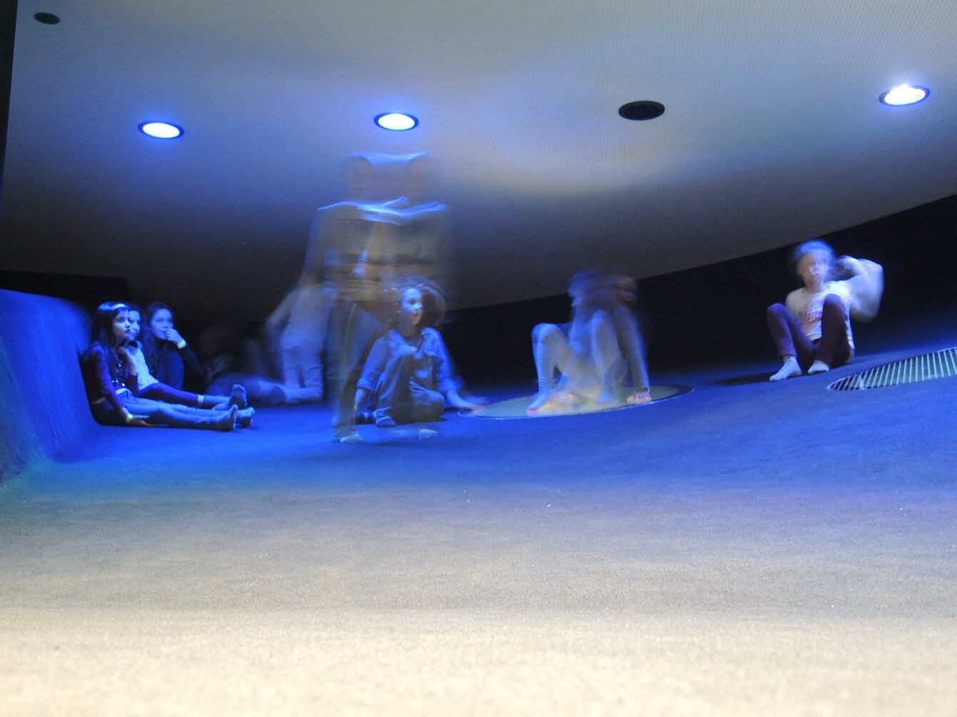 Kinder bewegen sich im Space03 im Kunsthaus