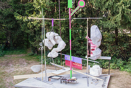 Eine Ansammlung skulpturaler Ansätze auf der bestehenden Skulptur "ohne Titel (Projektraum/Plattform)" von Eric Klärings und Heimo Zobernig. 