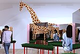 Labyrinth aus Spiegeln mit Giraffe und Mann in der Ausstellung Ernsthaft?! 