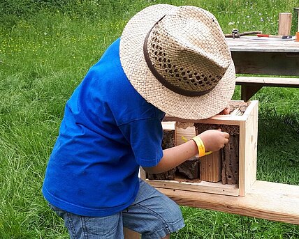 Beim Insektentag wird zusätzlich zur Führung zu Insekten ein Insektenhotel gebaut 