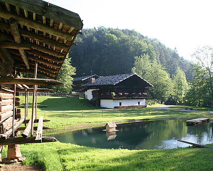 Wegleithof Wiese mit Teich als Ort des Kultruaustausches