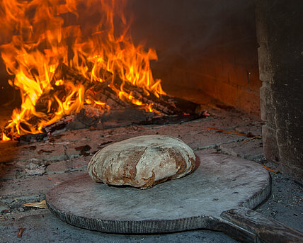 Brotbacken  als Aktivität bei der Themenführung zum Brot 