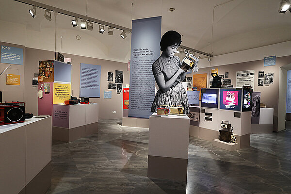 Ausstellungsansicht "Hört! Hört! 100 Jahre Radio" im Museum für Geschichte