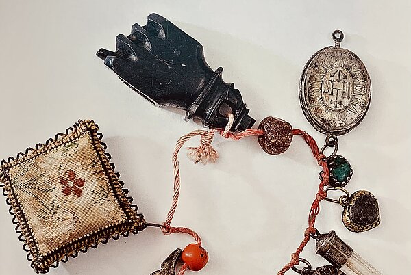 Tschatschkette Zu sehen ist eine Tschatschkette aus der volkskundlichen Sammlung