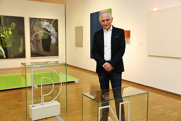 Günther Holler-Schuster, der Kurator der Ausstellung "Show! Highlights aus der Sammlung"