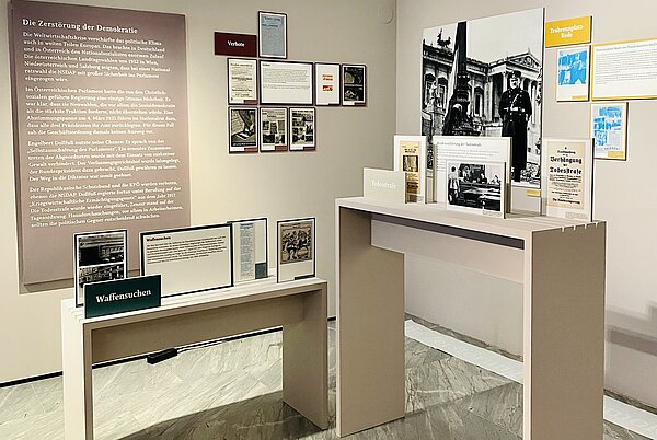 Innenansicht Ausstellung 1934 Zu sehen ist der erste Raum der Hofgalerie in der Ausstellung 1934
