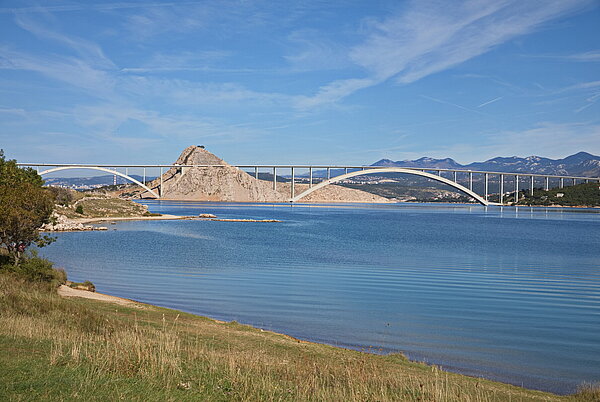 Brücke auf die Insel Krk Brücke vom Festland über das kleine Inselchen Sv. Marko auf die Insel Krk. Foto: Kurt Zernig