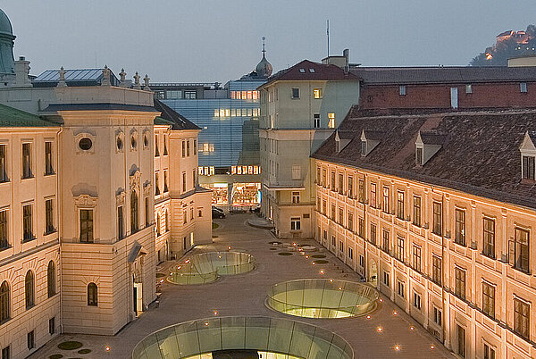 Innenhof des Joanneumsviertels Ein Blick von oben auf das Joanneumsviertel am Abend