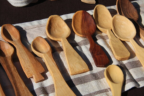 Holzlöffel als wertvoller Alltagsgegenstand  fertig geschnitzte Holzlöffel