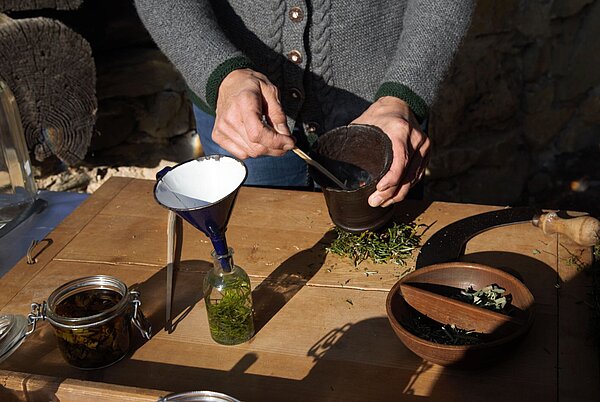 Kräuter und ihre Verwendung Herstellen von Kräuteröl