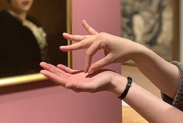 2 Hände formen eine Geste in der Ausstellung