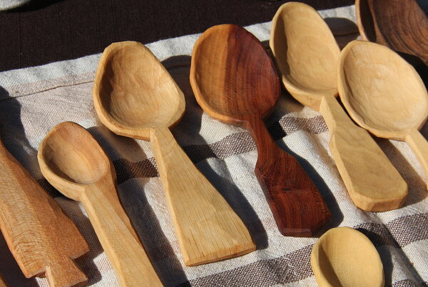 handgeschnitzte Löffel aus Holz man sieht verschiedene handgemachte Löffel aus Holz