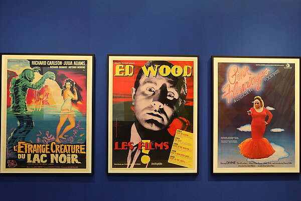 Filmposter: "L'Etrange Créature du lac noir", 1954 © Bildrecht, Wien 2023, "Ed Wood - les films!", "Pink Flamingo", 1972, Ausstellungsansicht „Ernsthaft?!“, Neue Galerie Graz