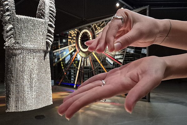 Eine Gebärde vor einem Kunstwerk in der Ausstellung