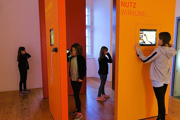 Familienführung Kinder in der Ausstellung