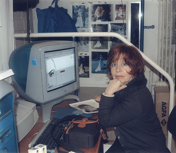 Gundela Gorkiewicz bei der Bildbearbeitung am ersten Apple-Computer im Betrieb ‚Foto Gorkiewicz‘, Weiz, 1999/2000