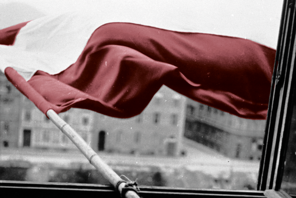 Österreichs Fahne darf wieder wehen, 9. Mai 1945