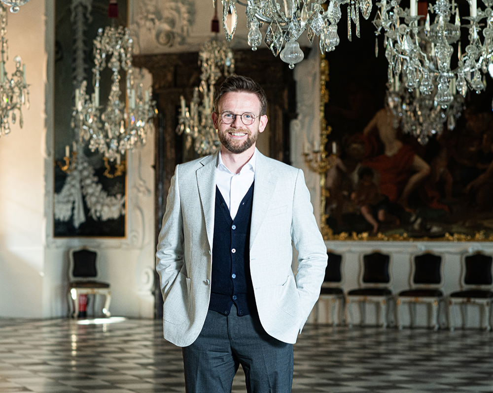 Abteilungsleiter Paul Schuster im Planetensaal der Prunkräume